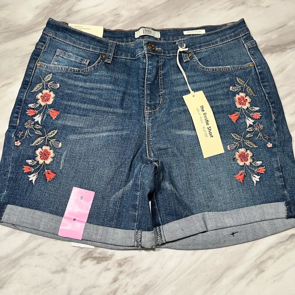 NEW W TAGS Size 6 flower embroidered jean shorts
